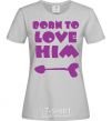 Женская футболка BORN TO LOVE HIM (стрелочка) Серый фото