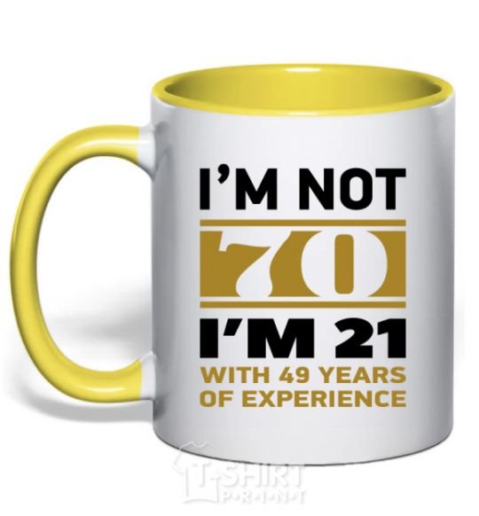 Чашка с цветной ручкой I'm not 70 i'm 21 with 49 years of experience Солнечно желтый фото