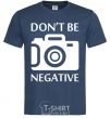 Мужская футболка Don't be negative Темно-синий фото